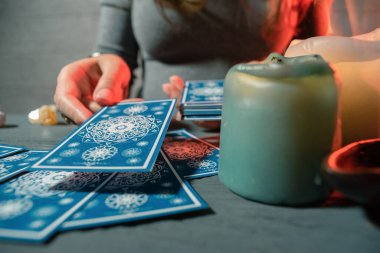 Falcı tarot kartlarıyla geleceği okuyor..