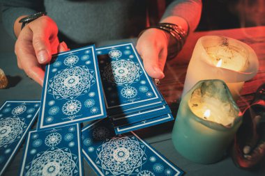 Falcı tarot kartlarıyla geleceği okuyor..