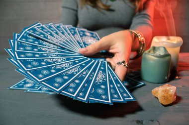 Falcı tarot kartlarıyla geleceği okuyor..
