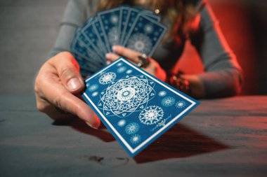 Falcı tarot kartlarıyla geleceği okuyor..