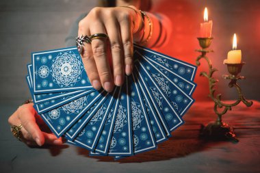 Falcı tarot kartlarıyla geleceği okuyor..