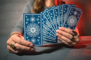 Falcı tarot kartlarıyla geleceği okuyor..