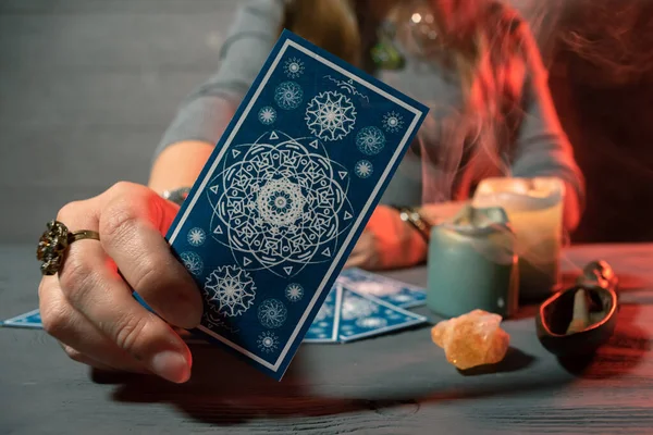 Falcı tarot kartlarıyla geleceği okuyor..