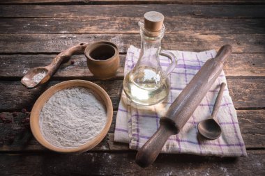 Kırsal mutfak masasında un, yağ, elek, havlu ve merdane arkaplan var..
