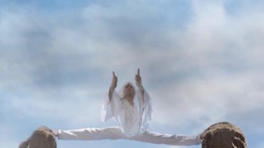 Dağların üstünde sicim meditasyon. 