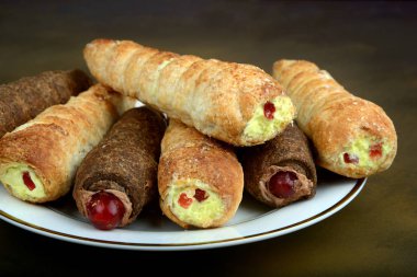 Bir kasede, bir fırın ürün işlenmiş kızılcık Aromalı Kremalı Rulo