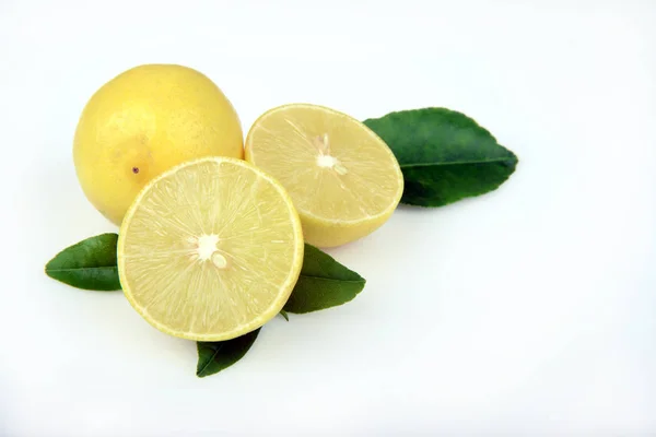 Limone Con Metà Foglie Fondo Bianco Agrumi — Foto Stock