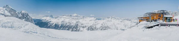 Besneeuwde bergen. Besneeuwde Dolomieten Alpen in Italië. grote panorama — Stockfoto