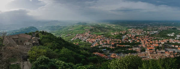 Сонячний Сан Марино. Панорама — стокове фото