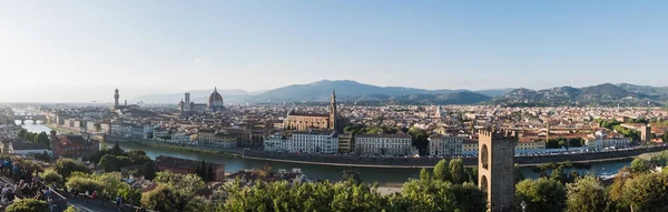 Florença cidade grande vista panorâmica sobre o pôr do sol — Fotografia de Stock