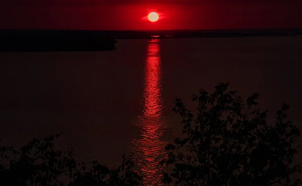 Beautiful low key sunrise with early sun and structure reflections. Sunset. — Stock Photo, Image