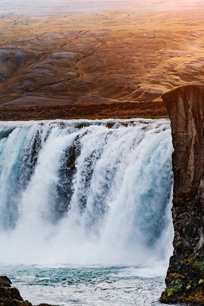 Paisagem de cachoeira Selfoss na Islândia. Tiro vertical com luz solar . — Fotografia de Stock