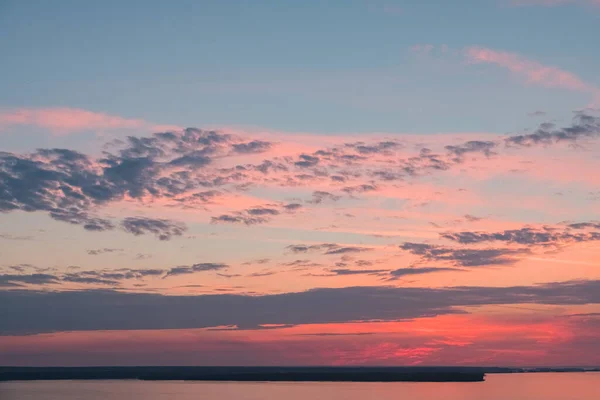 Hermoso cielo del amanecer con nubes y sol temprano. Estructura y textura. Puesta de sol . — Foto de Stock