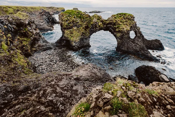 Paisagem de cima da rocha basáltica de Gatklettur na costa atlântica de Arnarstapi . — Fotografia de Stock