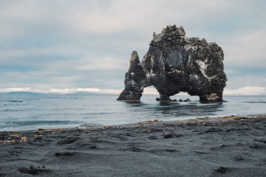 İzlanda 'nın doğu kıyısındaki Hvitserkur bazalt dağ kayası. Peninsula Vatnsnes.