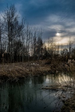  Nehir kenarında gün batımı 