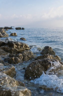 Mesafe içine uzanan kayalık sahil şeridi