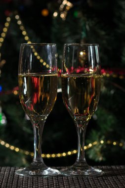 İki bardak şampanya Noel arka plan üzerinde 