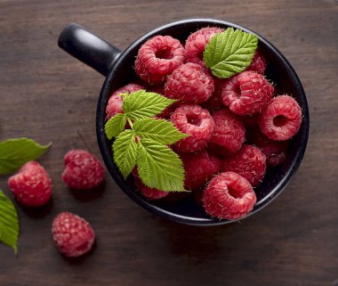 ahududu ahşap arka plan üzerinde siyah Kupası