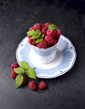 Ahududu siyah bir zemin üzerine Kupası