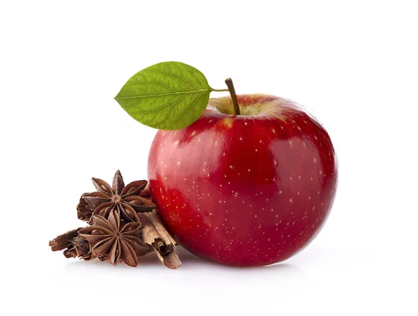 红色苹果与肉桂和在白色背景 — 图库照片