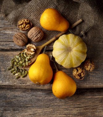 Kabak, kabak çekirdeği, ahşap arka plan üzerinde fındık