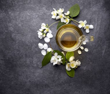 Yasemin çiçekleri ve sağlıklı çay, bitkisel ilaç. Bir fincan o