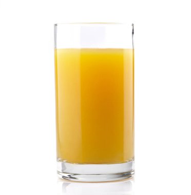 Beyaz arka plan üzerinde izole portakal suyu içmek