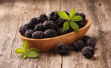    BlackBerry ile tahta kaşık ahşap arka plan üzerinde bırakır..