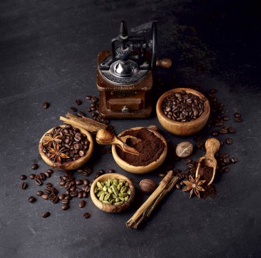 Kahve, anason, tarçın ve Hindistan cevizi siyah arka plan üzerine.