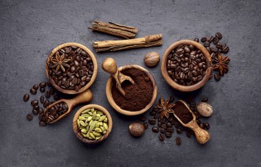 Kahve, anason, tarçın ve Hindistan cevizi siyah arka plan üzerine.