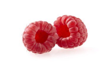 Beyaz arkaplanda yalıtılmış ahududu