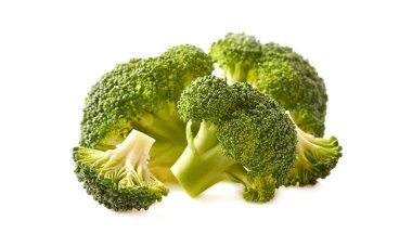 Brokoli beyaz arkaplanda izole edildi