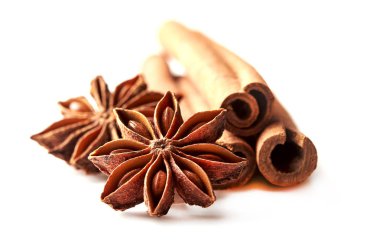 Tarçın, anason beyaz arka plan üzerinde izole