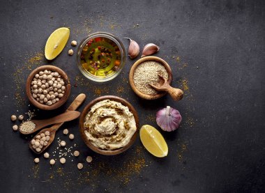 Lezzetli humus ve siyah arka plan üzerine nohut ile kase