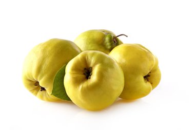 Beyaz bir arka planda Ayva