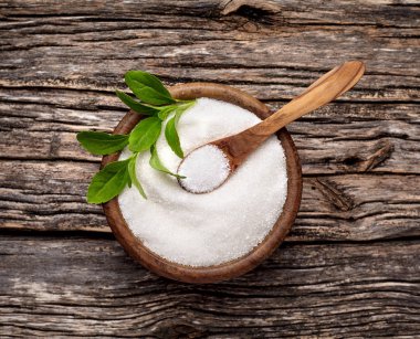 Stevia rebaudiana, tatlı yaprak şeker yerine ahşap arka plan üzerinde izole ahşap kase
