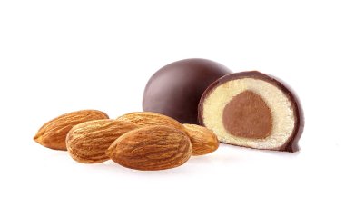 Kesme marzipan beyaz zemin üzerine çikolata closeup çekim.