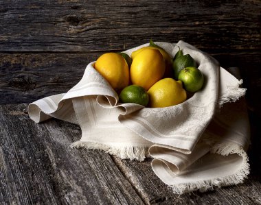 Limes ahşap arka plan üzerinde limon ile