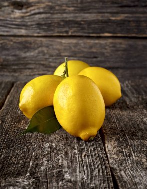 Ahşap zemin üzerine limon