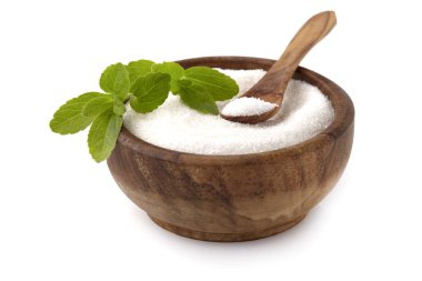 Stevia rebaudiana, tatlı yaprak şeker yerine beyaz arka plan üzerinde izole ahşap kase