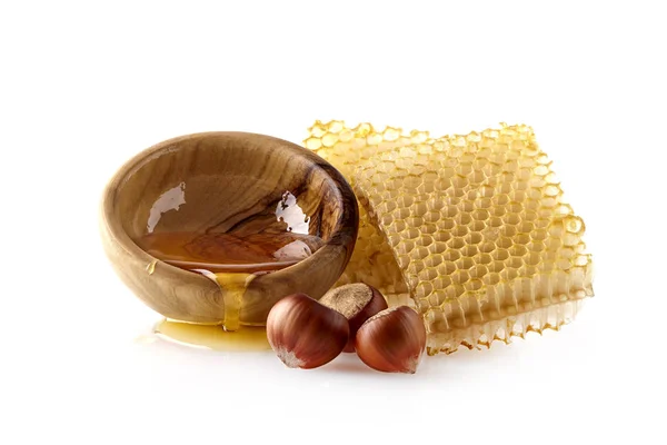 Honungskaka Med Hasselnötter Flytande Honung Trä Skål — Stockfoto
