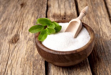 Stevia rebaudiana, tatlı yaprak şeker yerine ahşap arka plan üzerinde izole ahşap kase