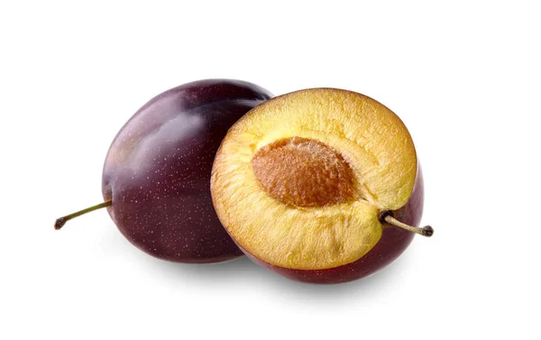 Plum Met Helft Geïsoleerd — Stockfoto