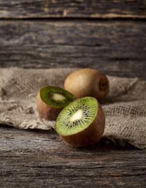 ahşap zemin üzerinde taze kivi.