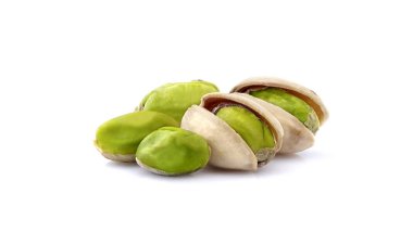 Çam fıstığı yakın plan izole edilmiş.