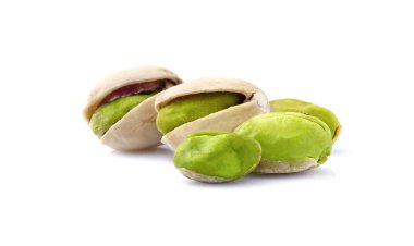 Çam fıstığı yakın plan izole edilmiş.