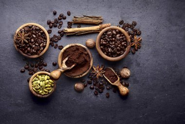 Kahve, anason, Kakuleden ve siyah arka plan üzerine Hindistan cevizi.