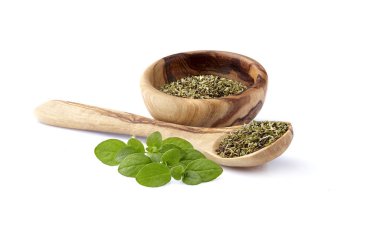 Kekik veya merbeyam beyaz arka planda izole yaprakları. Kekik