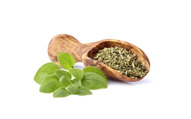 Kekik veya mercanköşk izole üzerinde beyaz arka plan bırakır 